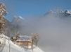 Baita di montagna nel periodo invernale e Gruppo delle Odle