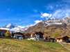 Abitazioni a Plan, in Val Passiria e vista delle cime innevate