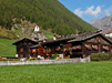 Masi adorni di fiori in Val Senales