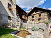 Antiche abitazioni in pietra adorne di fiori in Val Venosta